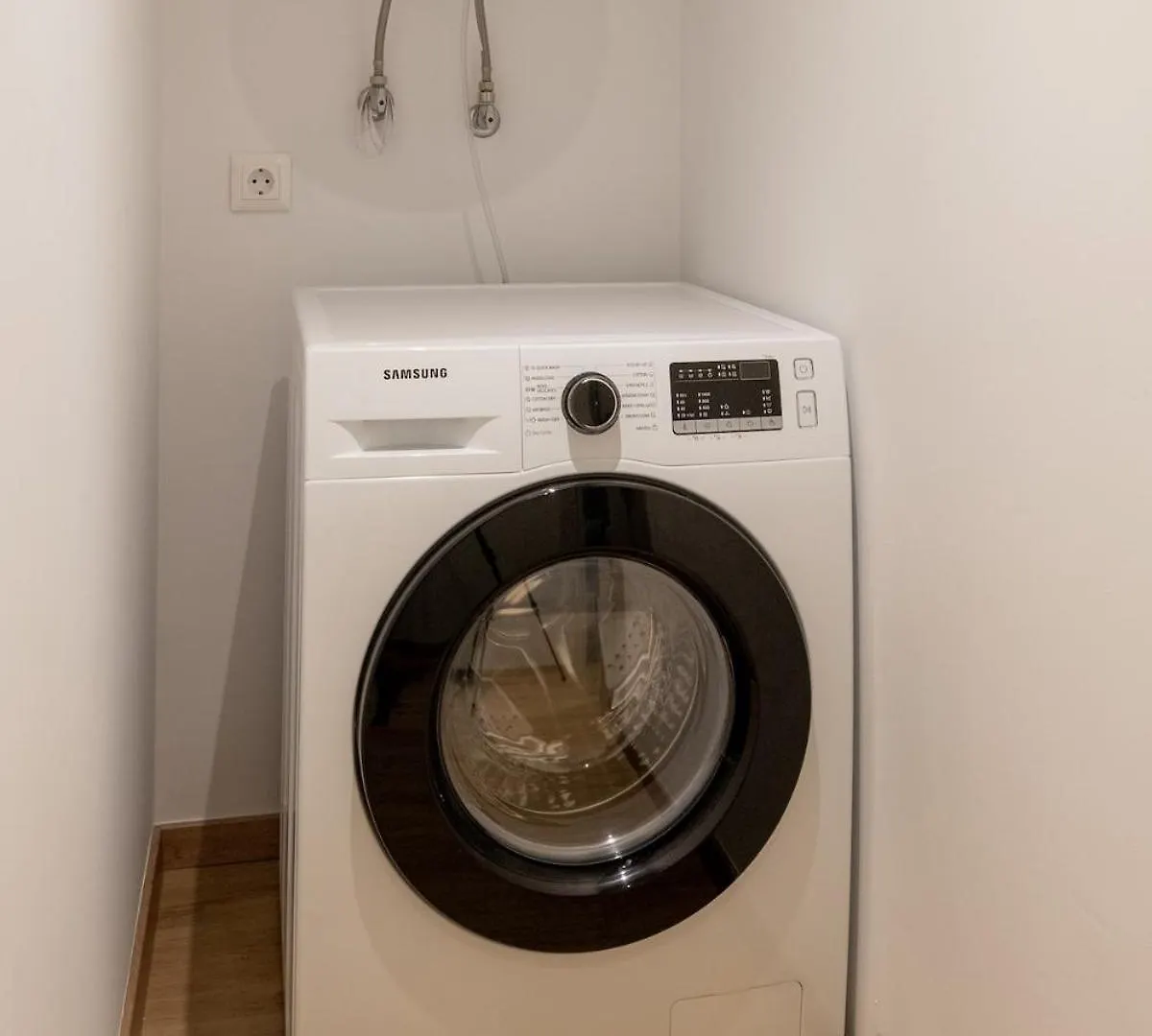Innovative 2-Br Futuristic Flat In Ladadika Thessaloniki Griekenland